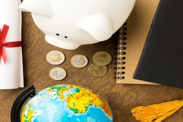 a imagem mostra um globo ao lado de um caderno de anotações e moedas, simbolizando custos de um intercâmbio na Austrália.