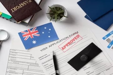a imagem mostra uma bandeira da Austrália sobre um documento de visto.