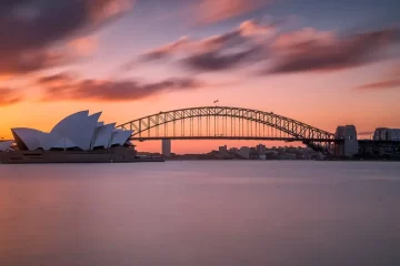 a imagem mostra a ponte de Sydney, durante o entardecer na Austrália.